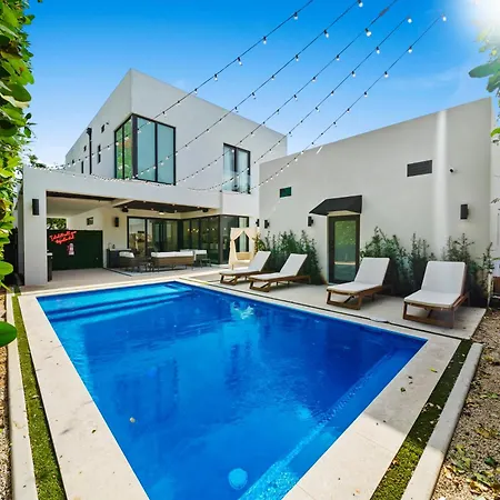 Modern Zen Oasis In Design District Sleeps 16 Villa